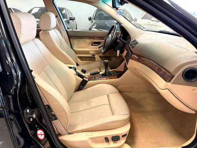 Photo of 2001 Black BMW 540