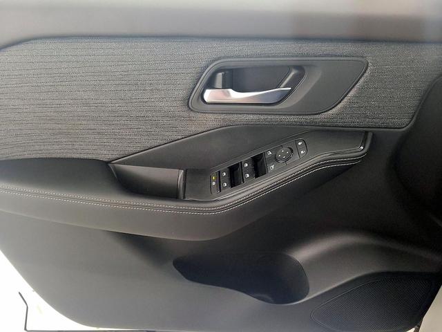 Photo of 2021 White Nissan Rogue