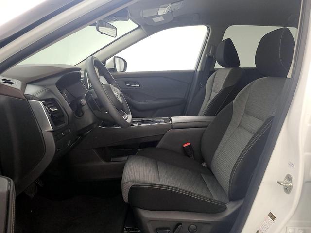 Photo of 2021 White Nissan Rogue