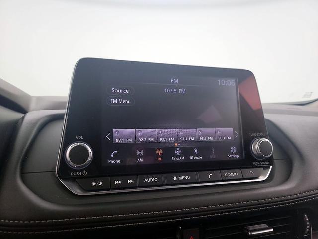 Photo of 2021 White Nissan Rogue