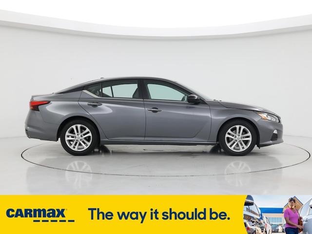 Photo of 2020 Silver Nissan Altima