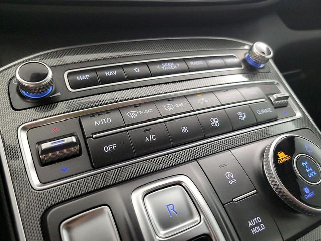 Photo of 2023 White Hyundai SANTA FE