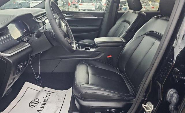 Photo of 2024 Diamond Black Crystal Pearlcoat Jeep Grand Cherokee L