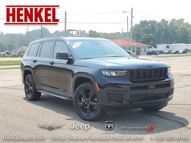 Photo of 2024 Diamond Black Crystal Pearlcoat Jeep Grand Cherokee L
