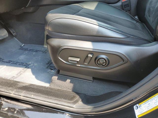 Photo of 2024 Diamond Black Crystal Pearlcoat Jeep Grand Cherokee L