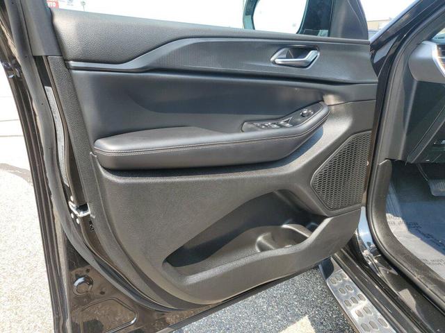 Photo of 2024 Diamond Black Crystal Pearlcoat Jeep Grand Cherokee L