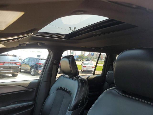 Photo of 2024 Diamond Black Crystal Pearlcoat Jeep Grand Cherokee L