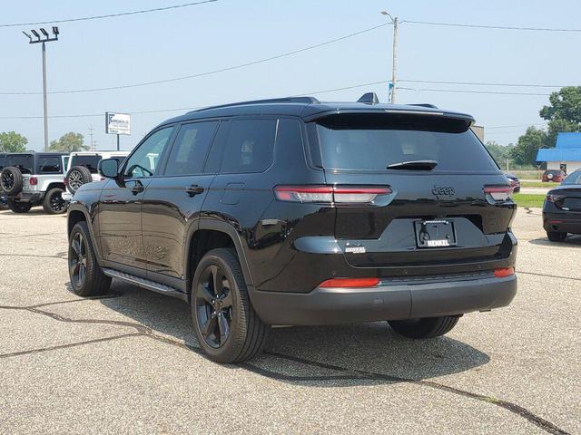 Photo of 2024 Diamond Black Crystal Pearlcoat Jeep Grand Cherokee L