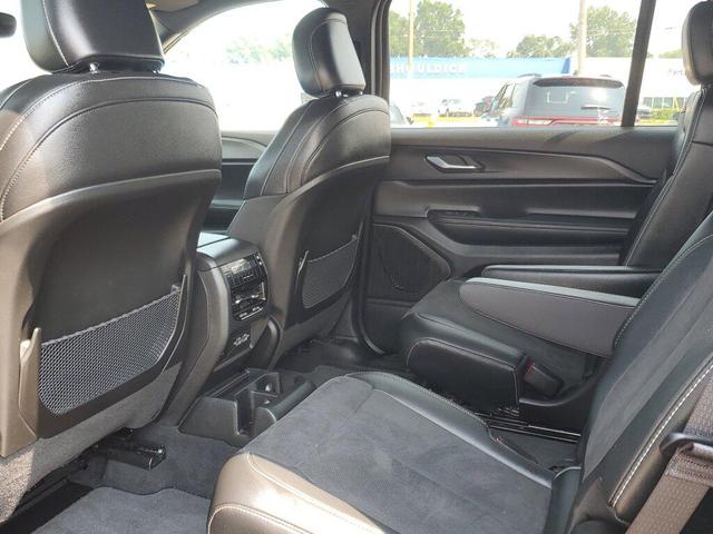 Photo of 2024 Diamond Black Crystal Pearlcoat Jeep Grand Cherokee L