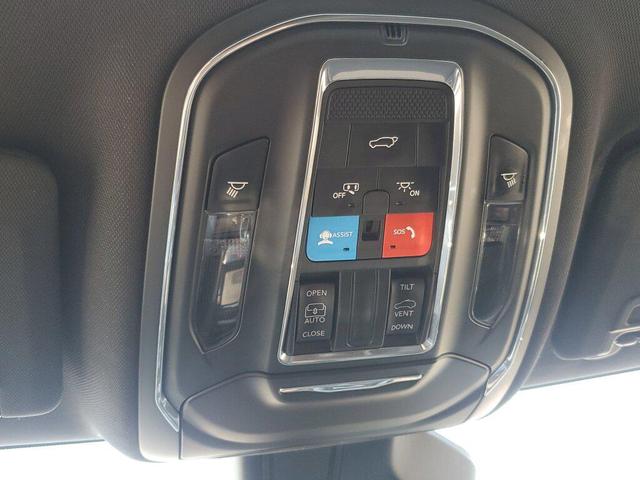 Photo of 2024 Diamond Black Crystal Pearlcoat Jeep Grand Cherokee L