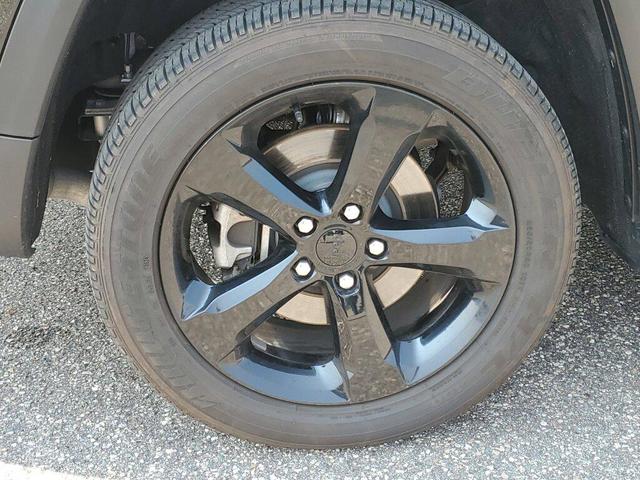 Photo of 2024 Diamond Black Crystal Pearlcoat Jeep Grand Cherokee L