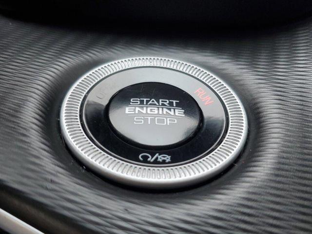 Photo of 2024 Diamond Black Crystal Pearlcoat Jeep Grand Cherokee L