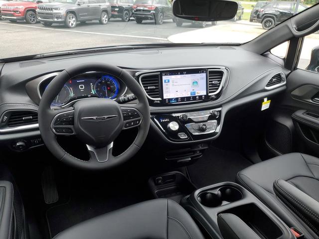 Photo of 2026 Diamond Black Crystal Pearlcoat Chrysler Pacifica