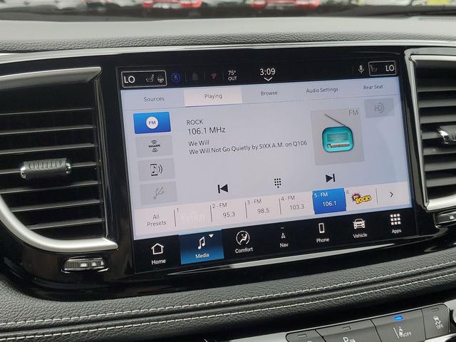 Photo of 2026 Diamond Black Crystal Pearlcoat Chrysler Pacifica