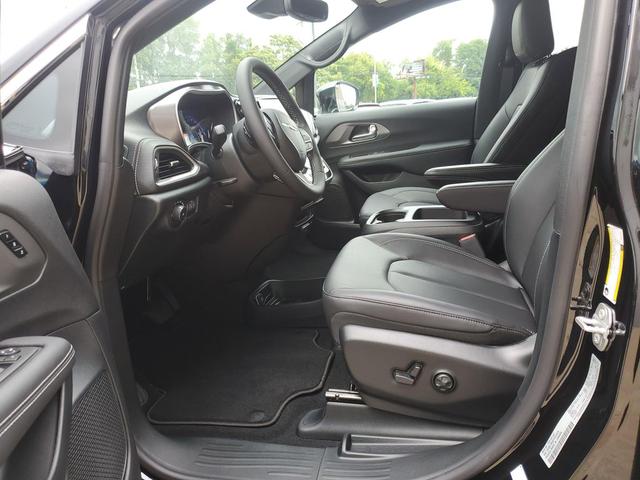 Photo of 2026 Diamond Black Crystal Pearlcoat Chrysler Pacifica