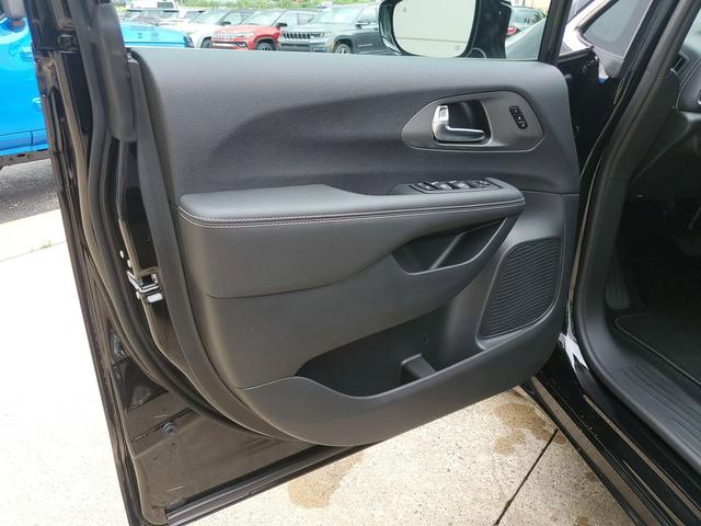 Photo of 2026 Diamond Black Crystal Pearlcoat Chrysler Pacifica