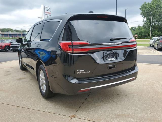 Photo of 2026 Diamond Black Crystal Pearlcoat Chrysler Pacifica