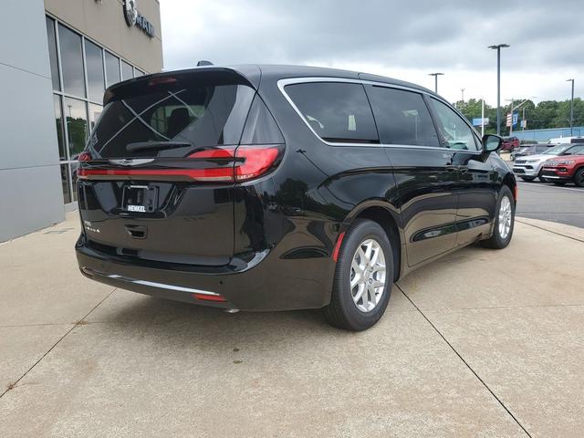 Photo of 2026 Diamond Black Crystal Pearlcoat Chrysler Pacifica