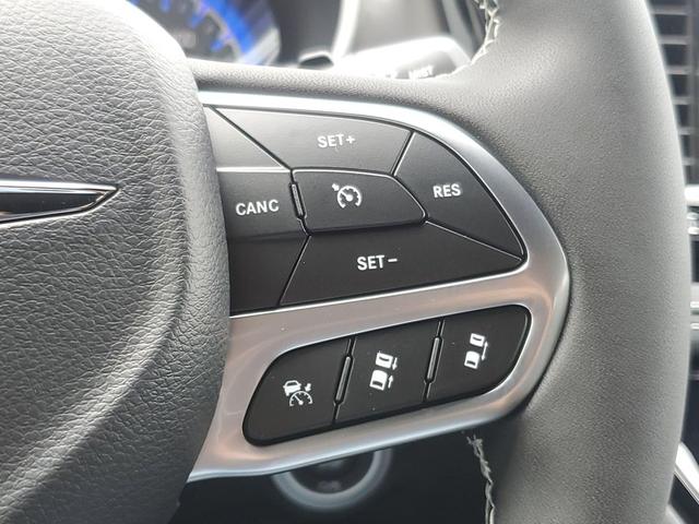 Photo of 2026 Diamond Black Crystal Pearlcoat Chrysler Pacifica
