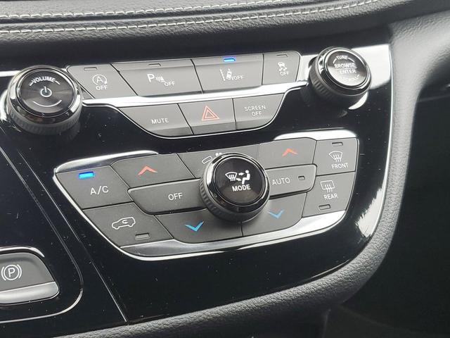 Photo of 2026 Diamond Black Crystal Pearlcoat Chrysler Pacifica
