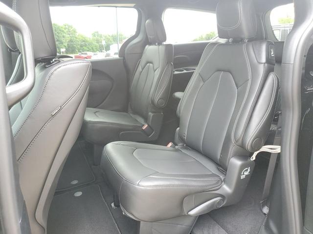 Photo of 2026 Diamond Black Crystal Pearlcoat Chrysler Pacifica