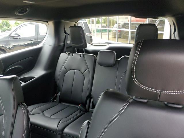 Photo of 2026 Diamond Black Crystal Pearlcoat Chrysler Pacifica