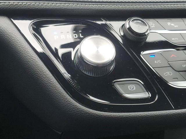 Photo of 2026 Diamond Black Crystal Pearlcoat Chrysler Pacifica