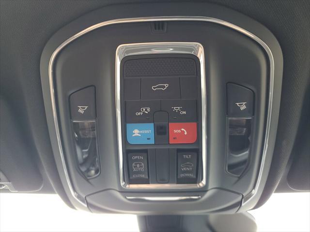 Photo of 2025 Diamond Black Crystal Pearlcoat Jeep Grand Cherokee L