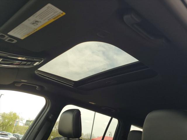 Photo of 2025 Diamond Black Crystal Pearlcoat Jeep Grand Cherokee L