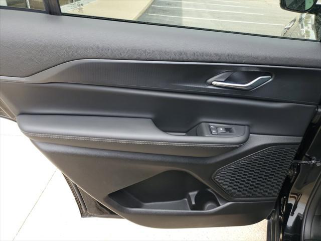 Photo of 2025 Diamond Black Crystal Pearlcoat Jeep Grand Cherokee L