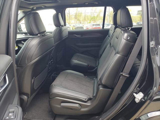 Photo of 2025 Diamond Black Crystal Pearlcoat Jeep Grand Cherokee L
