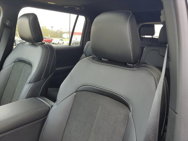 Photo of 2025 Diamond Black Crystal Pearlcoat Jeep Grand Cherokee L