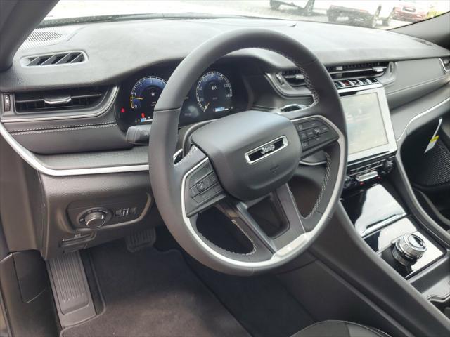 Photo of 2025 Diamond Black Crystal Pearlcoat Jeep Grand Cherokee L