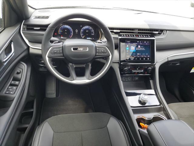 Photo of 2025 Diamond Black Crystal Pearlcoat Jeep Grand Cherokee L