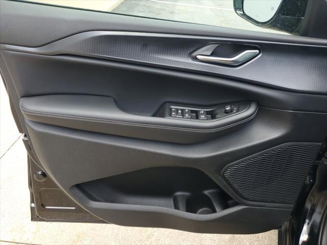 Photo of 2025 Diamond Black Crystal Pearlcoat Jeep Grand Cherokee L