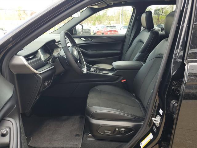 Photo of 2025 Diamond Black Crystal Pearlcoat Jeep Grand Cherokee L