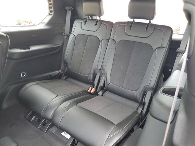 Photo of 2025 Diamond Black Crystal Pearlcoat Jeep Grand Cherokee L