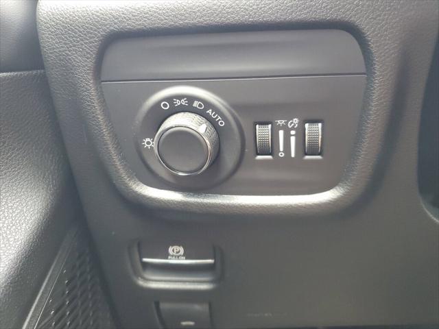 Photo of 2025 Diamond Black Crystal Pearlcoat Jeep Grand Cherokee L