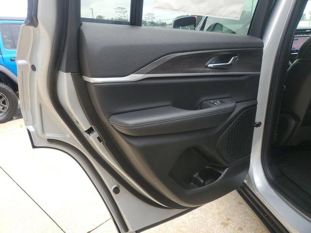Photo of 2025 Silver Zynith Exterior Paint Jeep Grand Cherokee