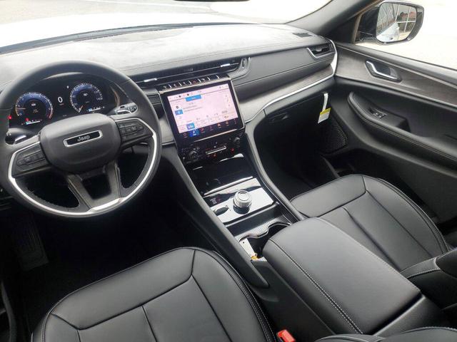 Photo of 2025 Silver Zynith Exterior Paint Jeep Grand Cherokee