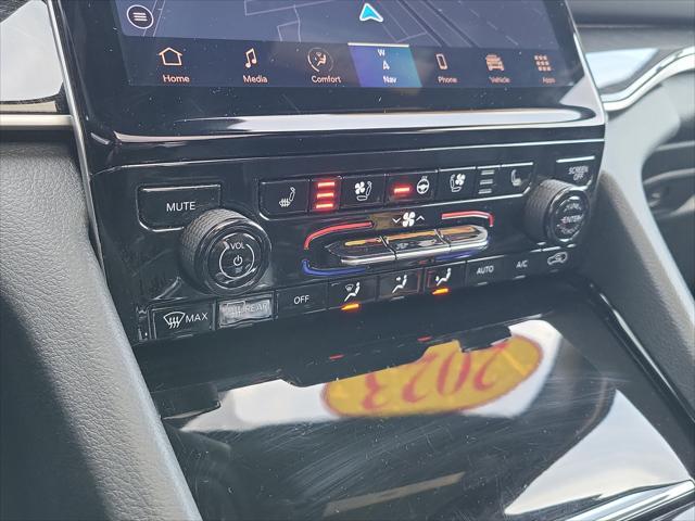 Photo of 2023 Silver Zynith Jeep Grand Cherokee 4xe