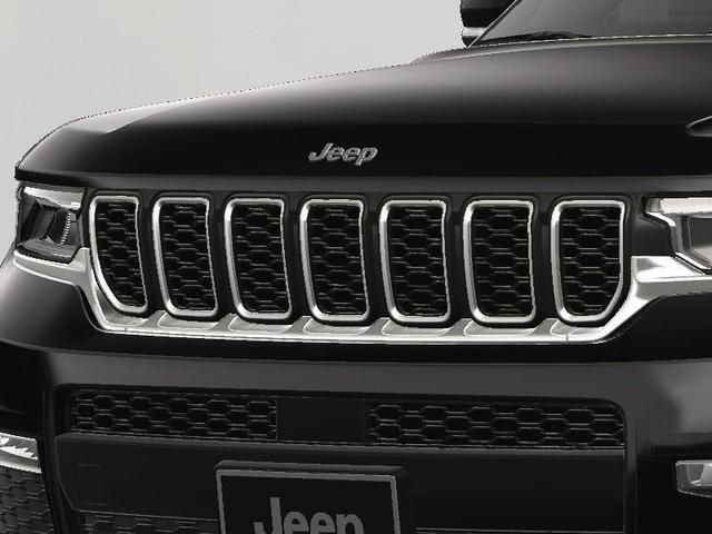Photo of 2025 Diamond Black Crystal Pearlcoat Jeep Grand Cherokee L
