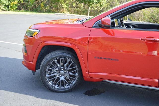 Photo of 2022 Redline Pearlcoat Jeep Compass