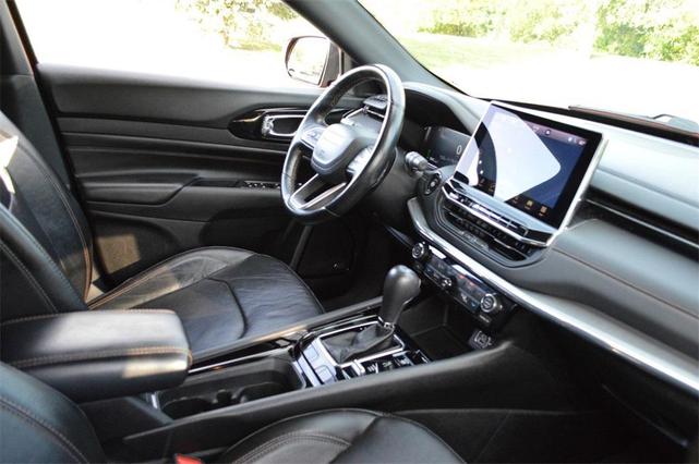 Photo of 2022 Redline Pearlcoat Jeep Compass