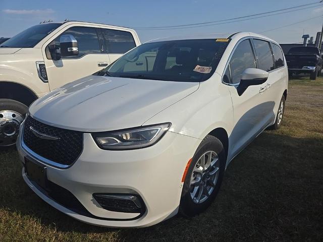 Photo of 2023 Bright White Clearcoat Chrysler Pacifica