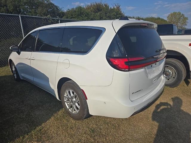 Photo of 2023 Bright White Clearcoat Chrysler Pacifica