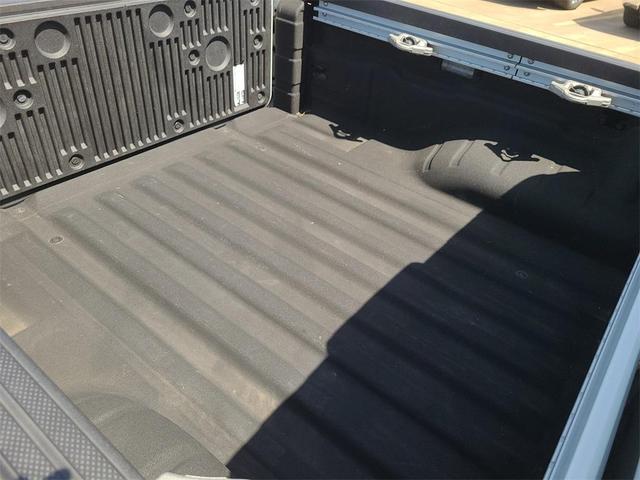 Photo of 2022 Glacier White Nissan Frontier