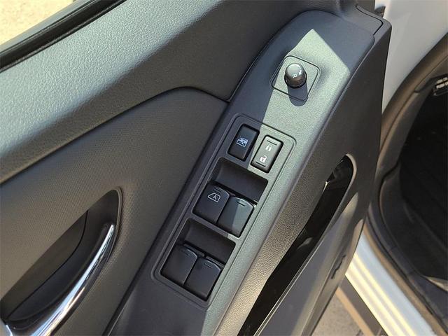 Photo of 2022 Glacier White Nissan Frontier
