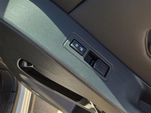 Photo of 2022 Glacier White Nissan Frontier