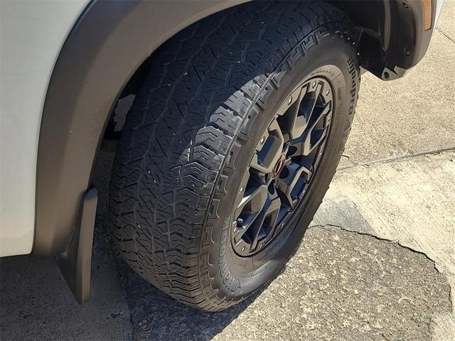 Photo of 2022 Glacier White Nissan Frontier